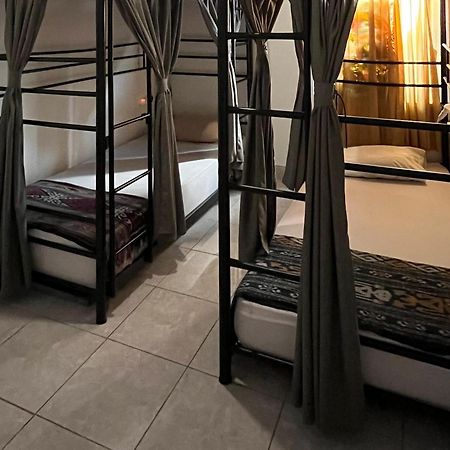 Oke Baik Hostel Джокьякарта Экстерьер фото