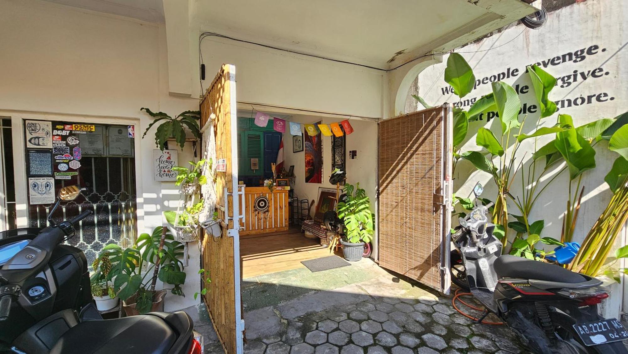 Oke Baik Hostel Джокьякарта Экстерьер фото