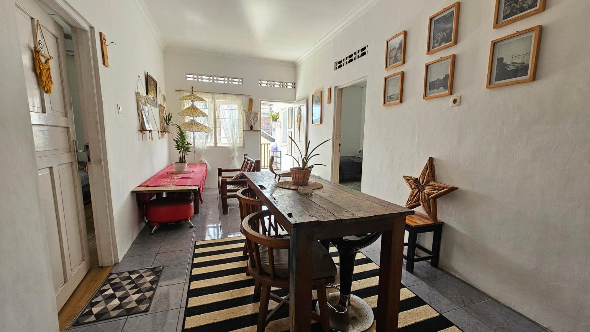 Oke Baik Hostel Джокьякарта Экстерьер фото